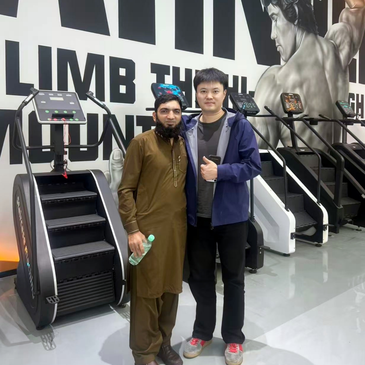 yingruis Fitness Equipment Technology Co., Ltd. heeft met succes de bestelling van 30 gebogen loopbanden voor Pakistaanse klanten voltooid